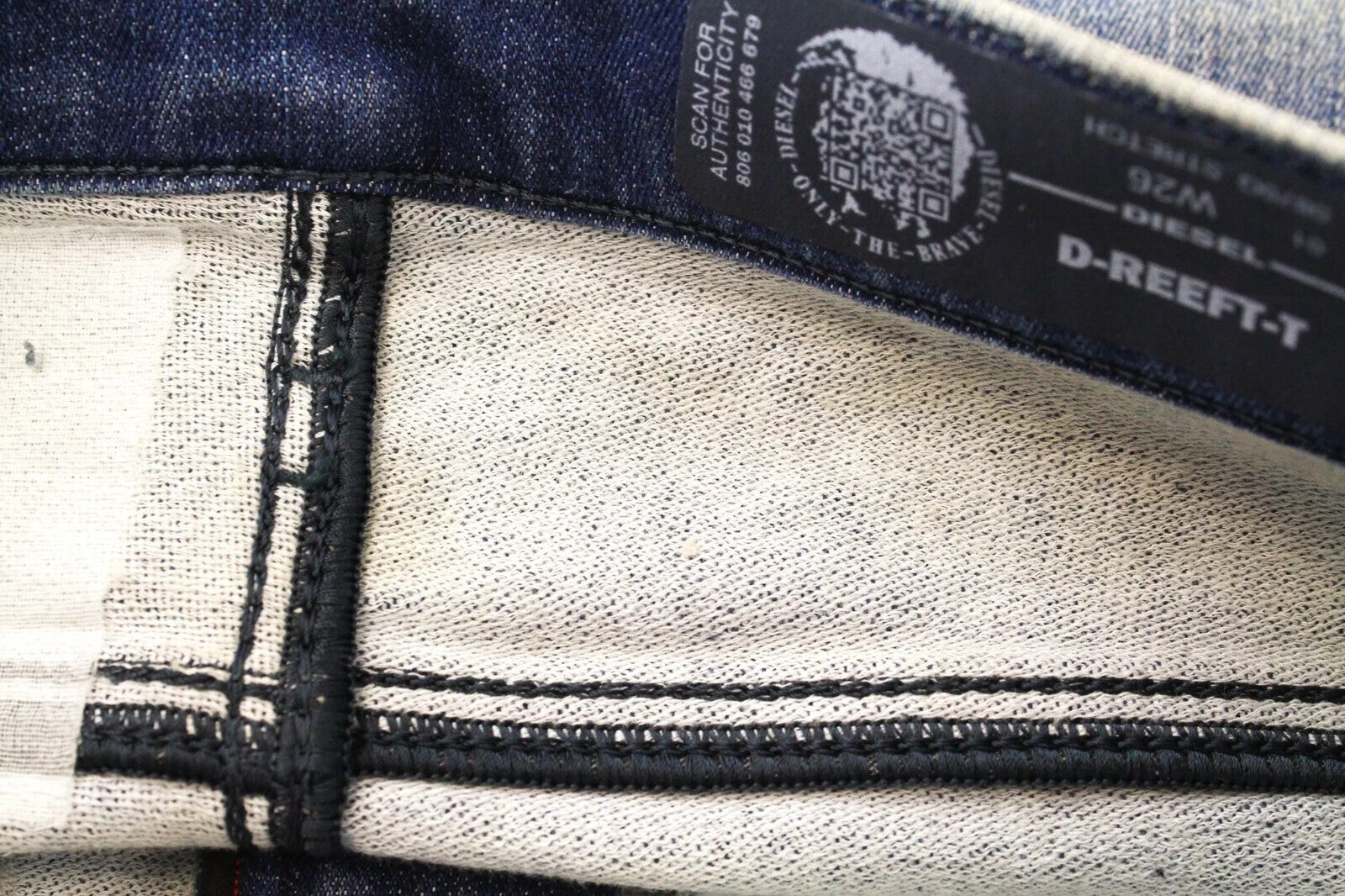 DIESEL D-Reeft-T 0870O vyriški W26 sportiniai jogg aptempti džinsai su sendintų dėmių efektu 