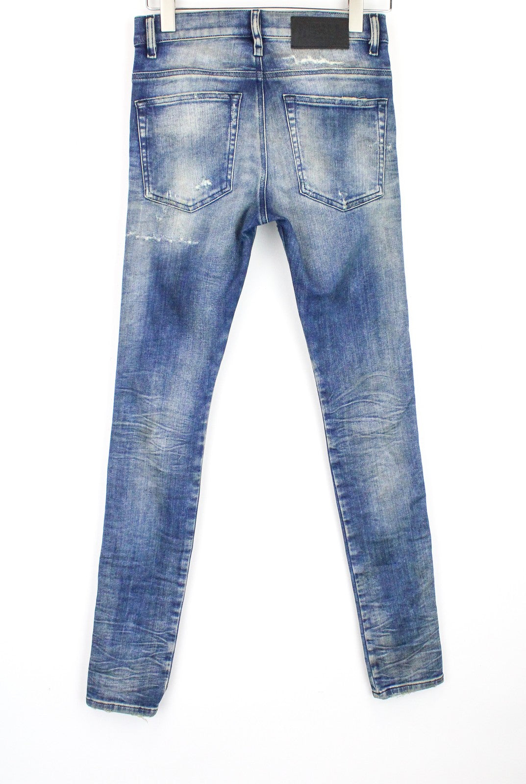 DIESEL D-Reeft-T 0870O vyriški W26 aptempti sportiniai džinsai su dirbtiniu raštu. 