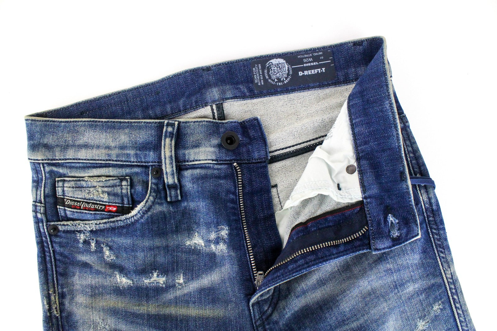 DIESEL D-Reeft-T 0870O vyriški W26 aptempti sportiniai džinsai su dirbtiniu raštu. 