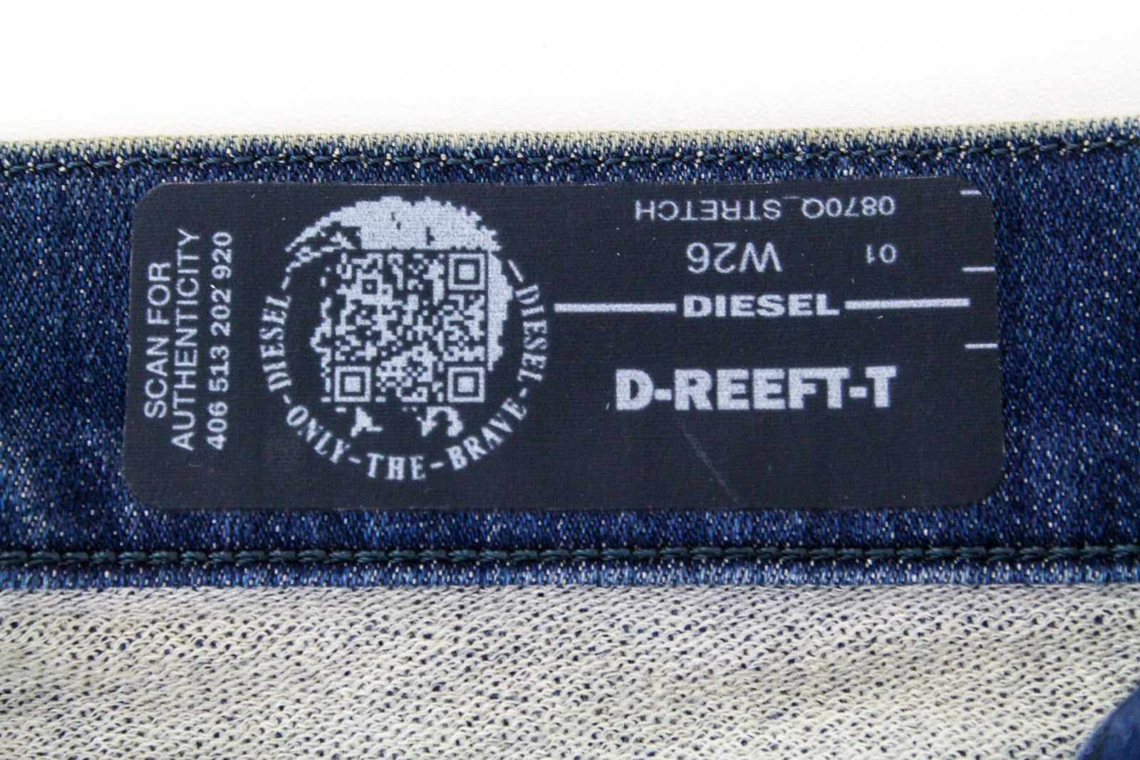 DIESEL D-Reeft-T 0870O vyriški W26 aptempti sportiniai džinsai su dirbtiniu raštu. 