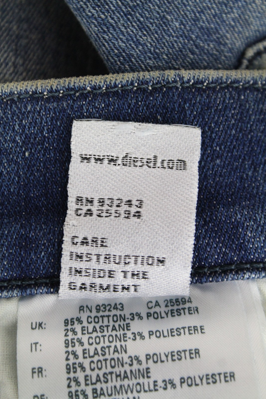 DIESEL D-Reeft-T 0870O vyriški W26 aptempti sportiniai džinsai su dirbtiniu raštu. 