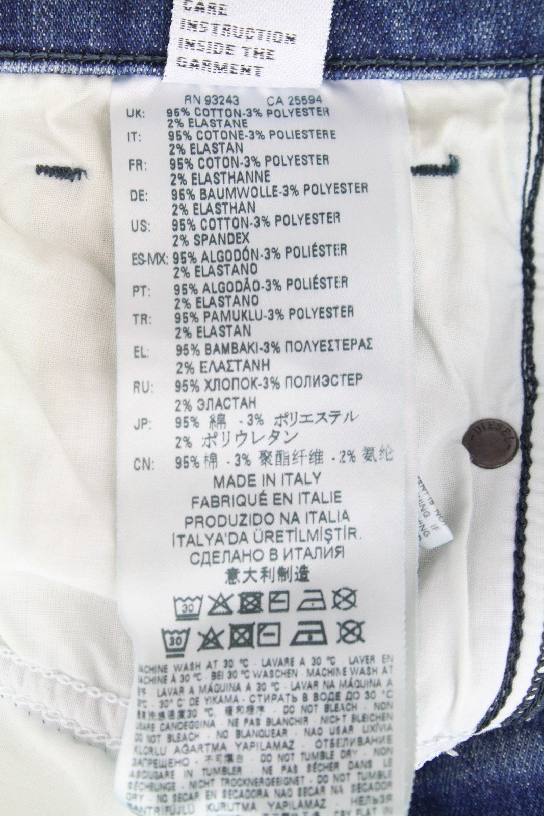 DIESEL D-Reeft-T 0870O vyriški W26 aptempti sportiniai džinsai su dirbtiniu raštu. 