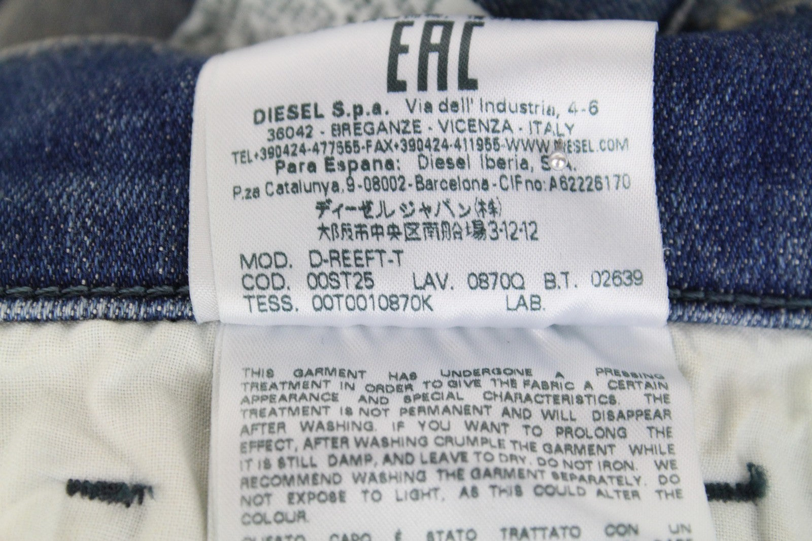 DIESEL D-Reeft-T 0870O vyriški W26 aptempti sportiniai džinsai su dirbtiniu raštu. 