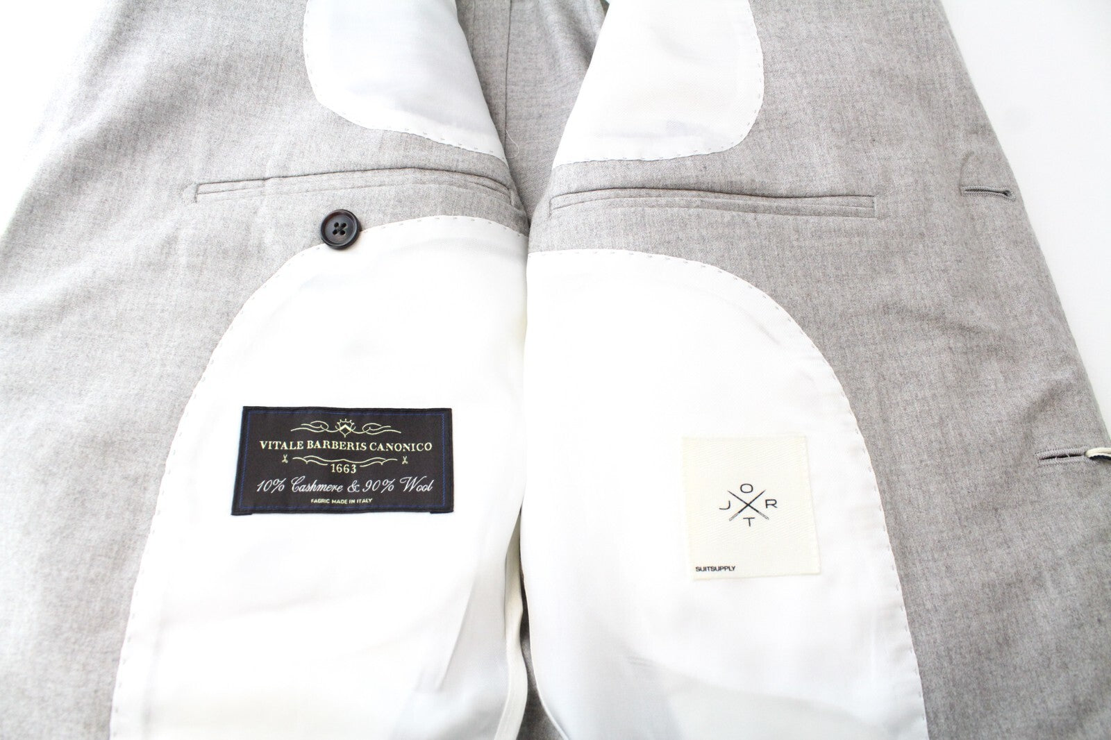 SUITSUPPLY Jort La Spalla vyriškas kostiumas, UK38R, vilnonis kašmyras, smėlio rudos spalvos, rekomenduojama mažmeninė kaina – 739 USD 