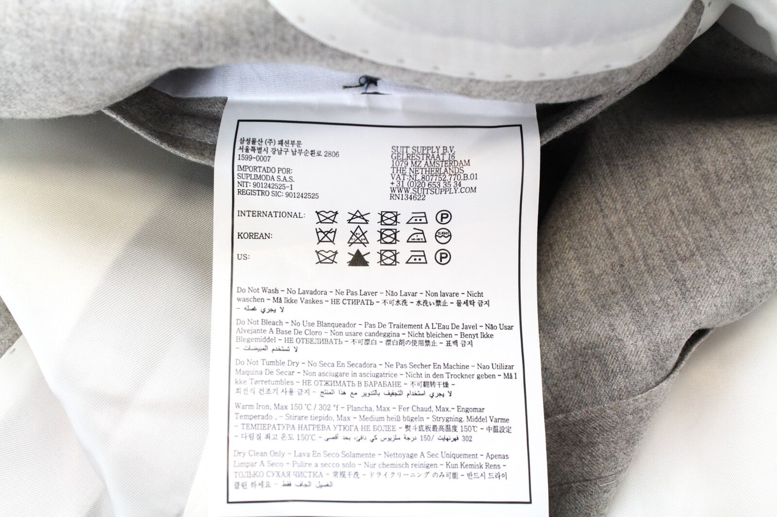 SUITSUPPLY Jort La Spalla vyriškas kostiumas, UK38R, vilnonis kašmyras, smėlio rudos spalvos, rekomenduojama mažmeninė kaina – 739 USD 