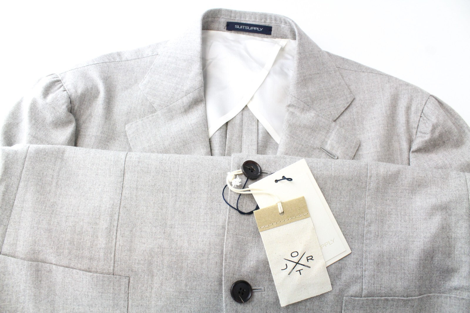 SUITSUPPLY Jort La Spalla vyriškas kostiumas, UK38R, vilnonis kašmyras, smėlio rudos spalvos, rekomenduojama mažmeninė kaina – 739 USD 