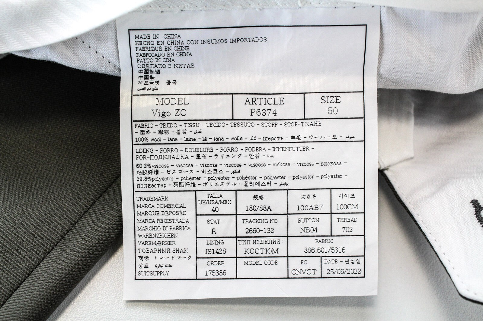 „SUITSUPPLY Havana Tulip“ vyriškas kostiumas, žalias, su grynos vilnos pamušalu, dviejų dalių. 