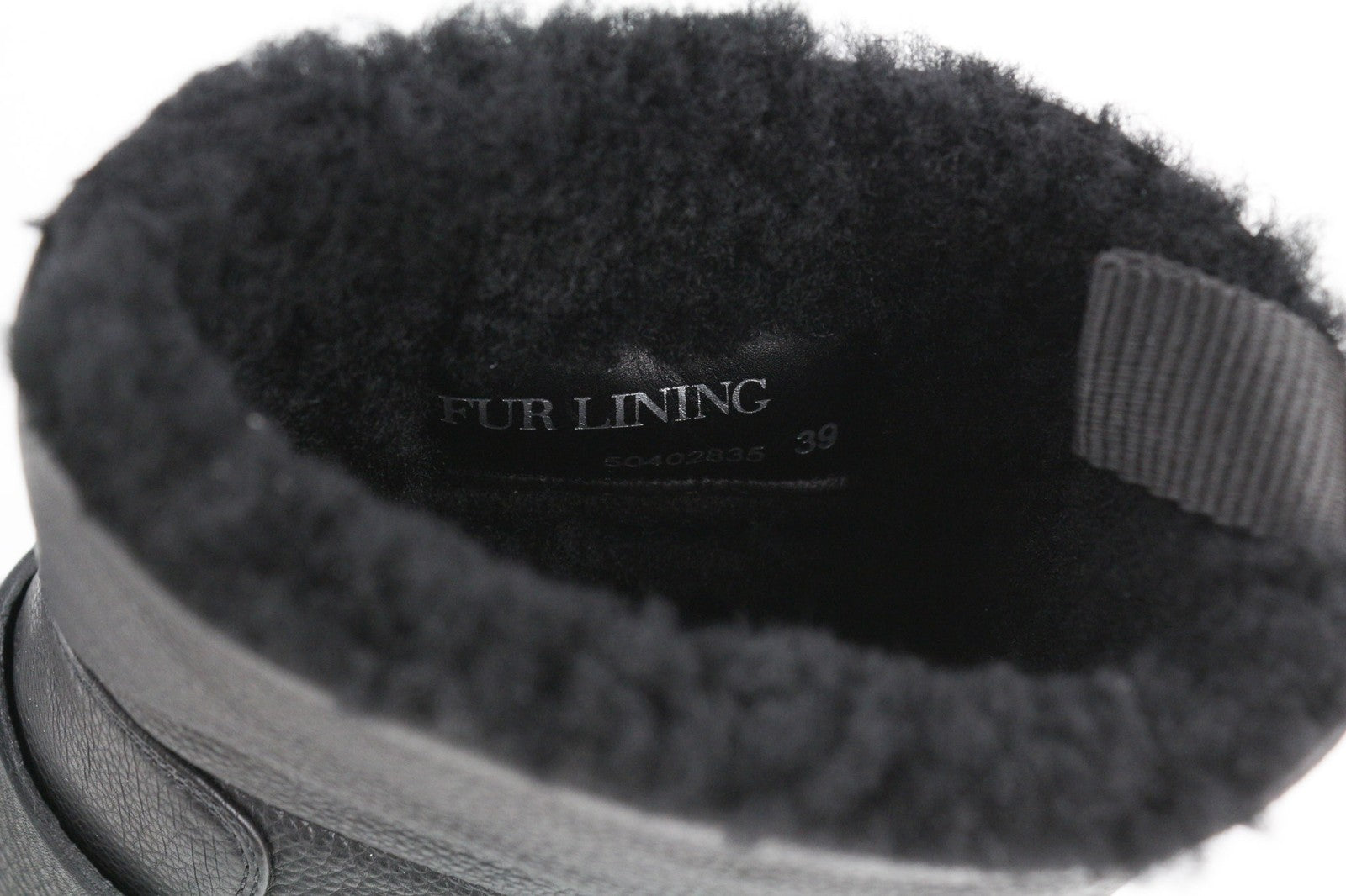 HUGO BOSS Lia Biker-Fur moteriški aulinukai juodos odos, tikro kailio, sagtimi iki vidurio. 