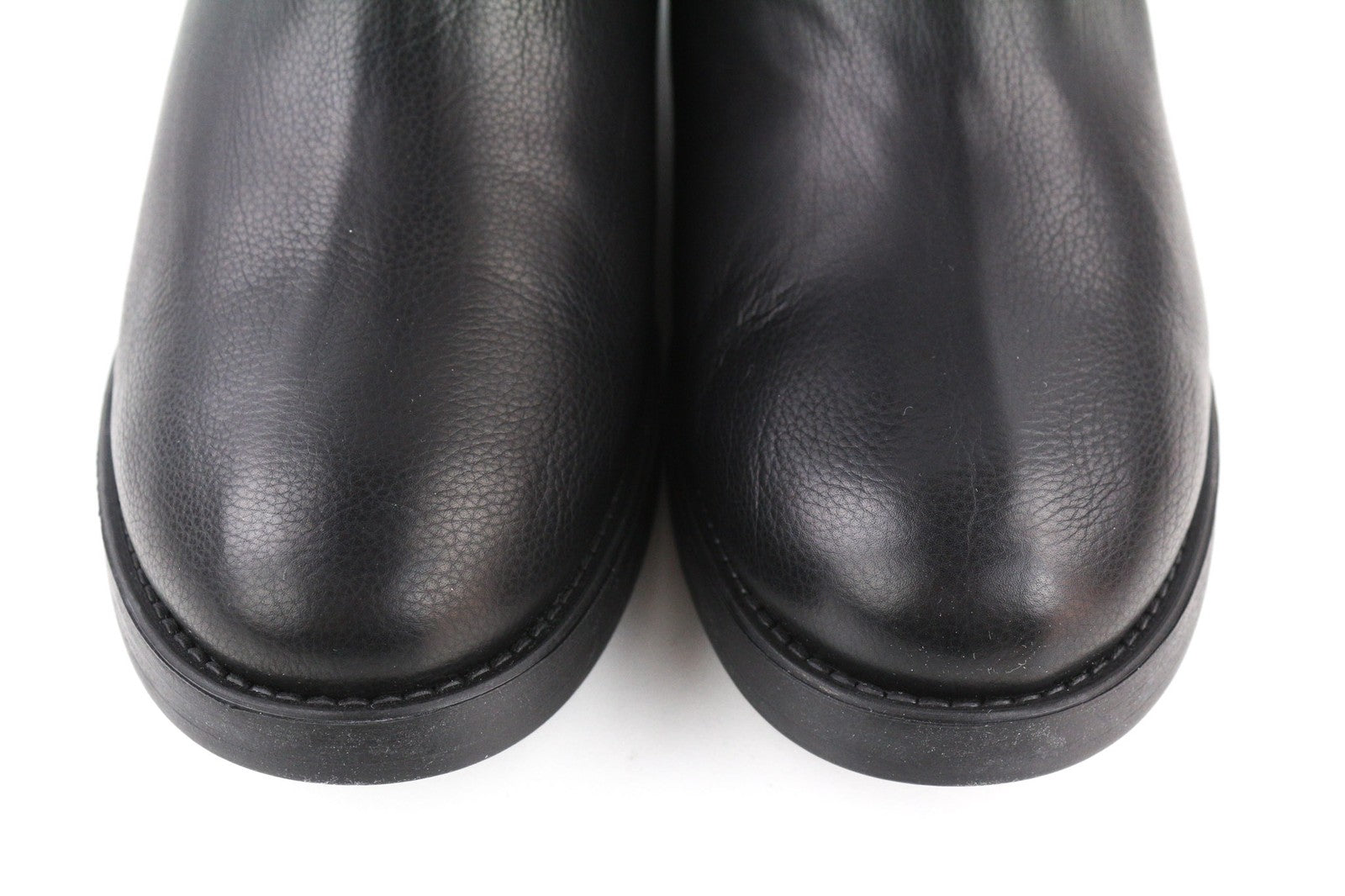 HUGO BOSS Lia Biker-Fur moteriški aulinukai juodos odos, tikro kailio, sagtimi iki vidurio. 