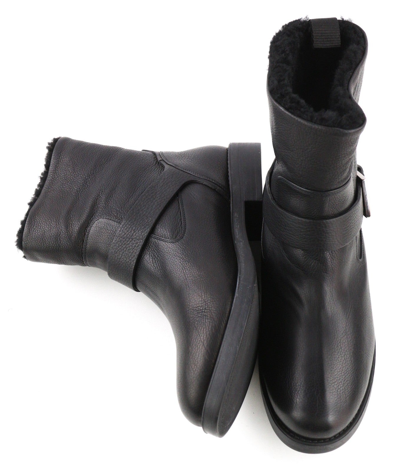 HUGO BOSS Lia Biker-Fur moteriški aulinukai juodos odos, tikro kailio, sagtimi iki vidurio. 