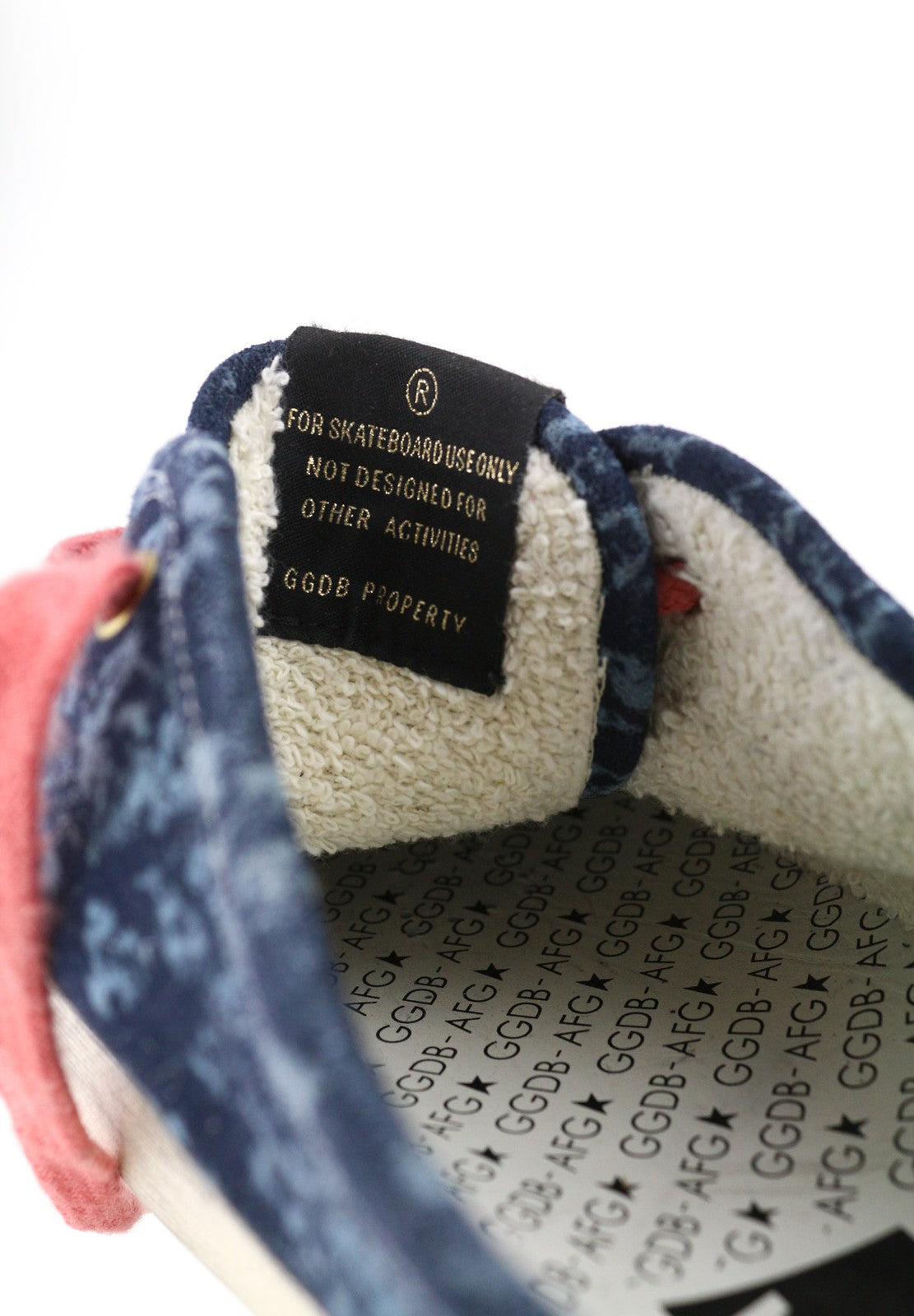 „GOLDEN GOOSE“ vyriški sportbačiai, EU43UK9, mėlyni, „Dirty Look“ stiliaus, Kalifornijos stiliaus palaidinės, rekomenduojama kaina – 49 USD. 