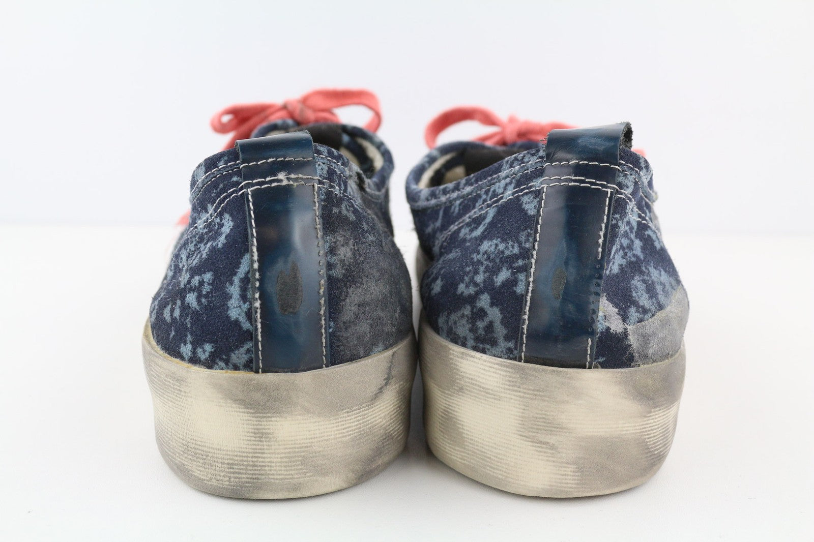 „GOLDEN GOOSE“ vyriški sportbačiai, EU43UK9, mėlyni, „Dirty Look“ stiliaus, Kalifornijos stiliaus palaidinės, rekomenduojama kaina – 49 USD. 