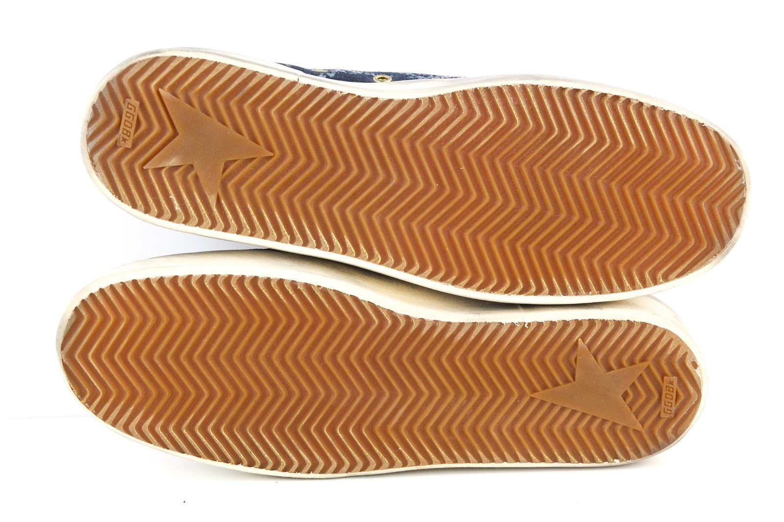 „GOLDEN GOOSE“ vyriški sportbačiai, EU43UK9, mėlyni, „Dirty Look“ stiliaus, Kalifornijos stiliaus palaidinės, rekomenduojama kaina – 49 USD. 