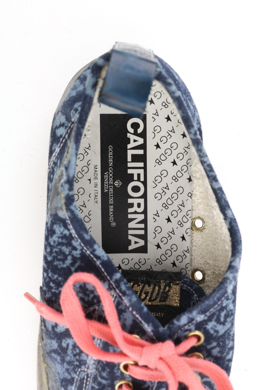 „GOLDEN GOOSE“ vyriški sportbačiai, EU43UK9, mėlyni, „Dirty Look“ stiliaus, Kalifornijos stiliaus palaidinės, rekomenduojama kaina – 49 USD. 