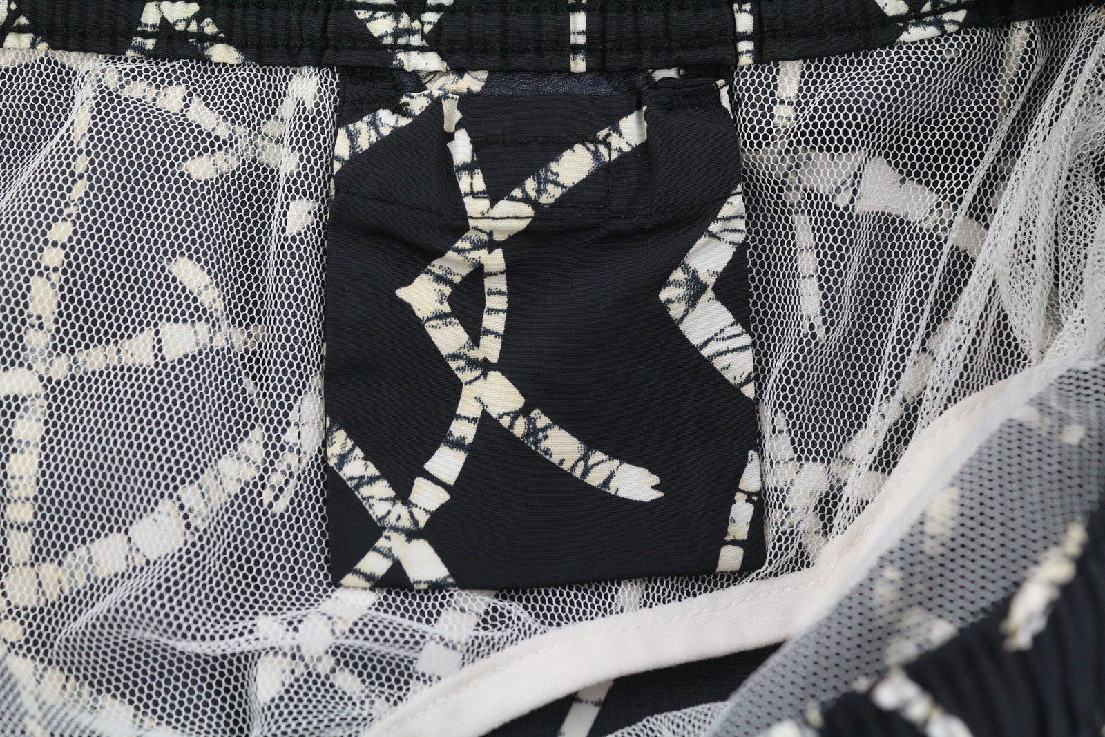 SCOTCH &amp; SODA vyriški maudymosi kostiumėliai M, juodi, raštuoti, su tinklelio pamušalu, raišteliu ant juosmens. 