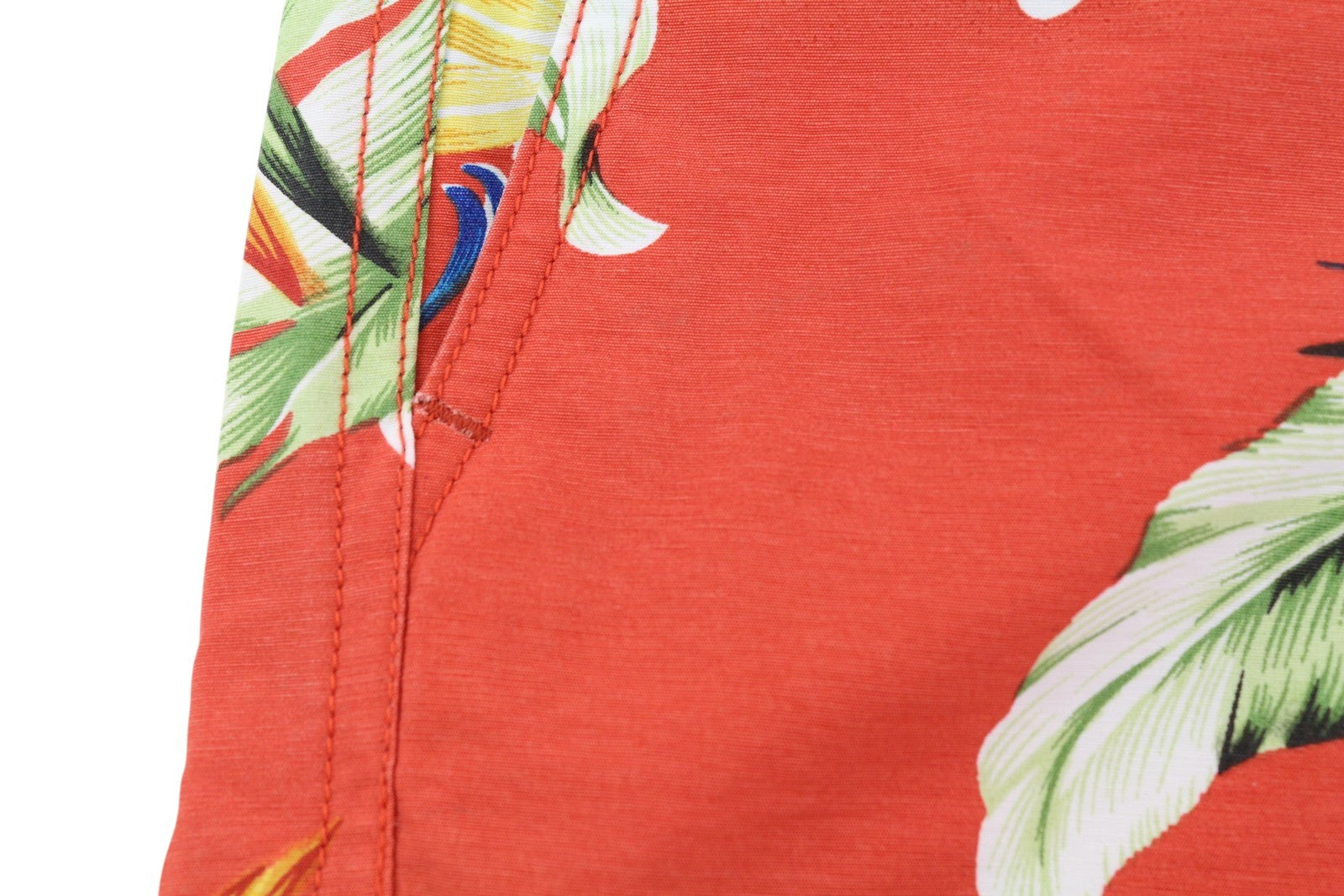 SCOTCH &amp; SODA vyriški maudymosi kostiumėliai S dydžio, raudoni, gėlių rašto, tinklelio pamušalu, raišteliu juosmenyje. 