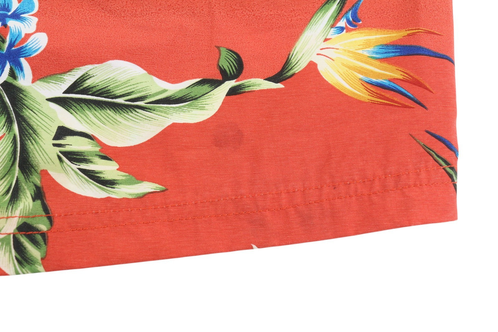 SCOTCH &amp; SODA vyriški maudymosi kostiumėliai S dydžio, raudoni, gėlių rašto, tinklelio pamušalu, raišteliu juosmenyje. 