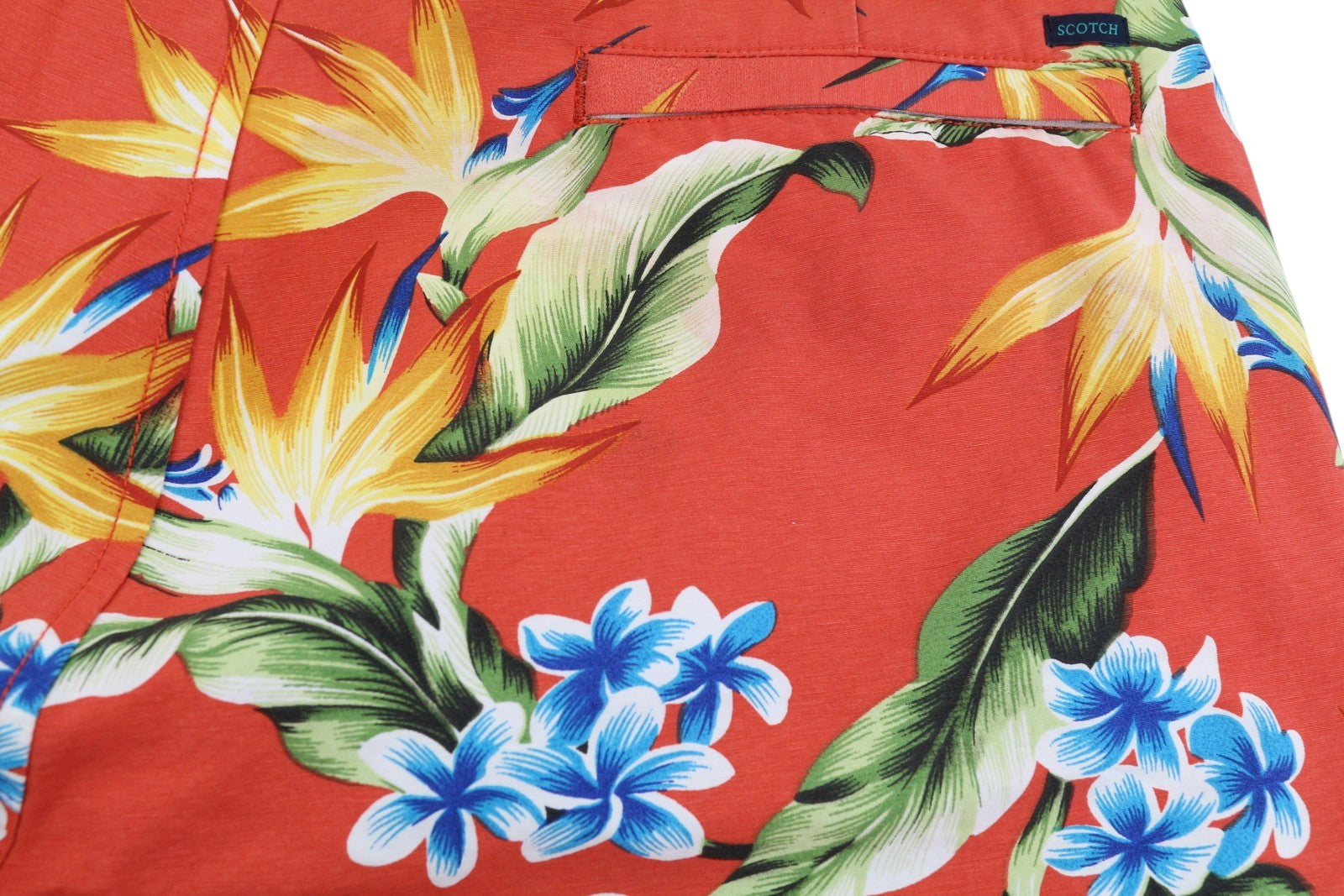 SCOTCH &amp; SODA vyriški maudymosi kostiumėliai S dydžio, raudoni, gėlių rašto, tinklelio pamušalu, raišteliu juosmenyje. 