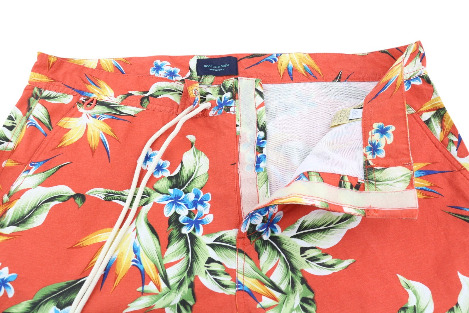 SCOTCH &amp; SODA vyriški maudymosi kostiumėliai W38 raudoni gėlių rašto tinklelio pamušalu, raišteliu juosmenyje. 