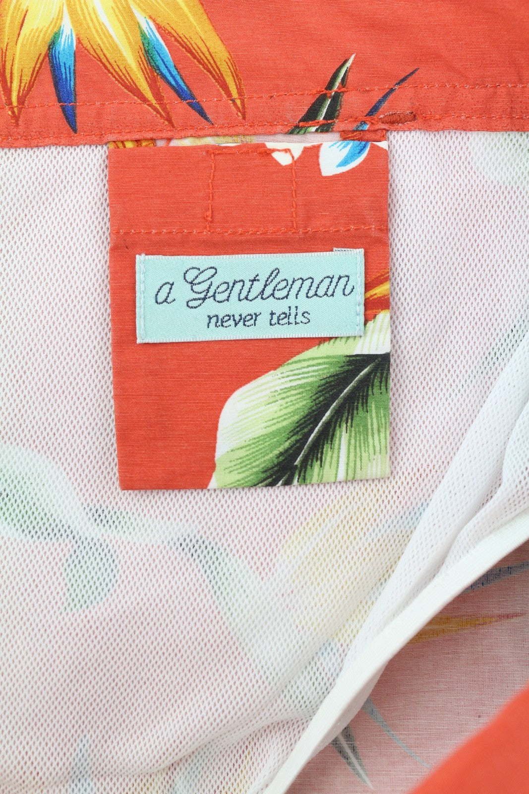 SCOTCH &amp; SODA vyriški maudymosi kostiumėliai W38 raudoni gėlių rašto tinklelio pamušalu, raišteliu juosmenyje. 