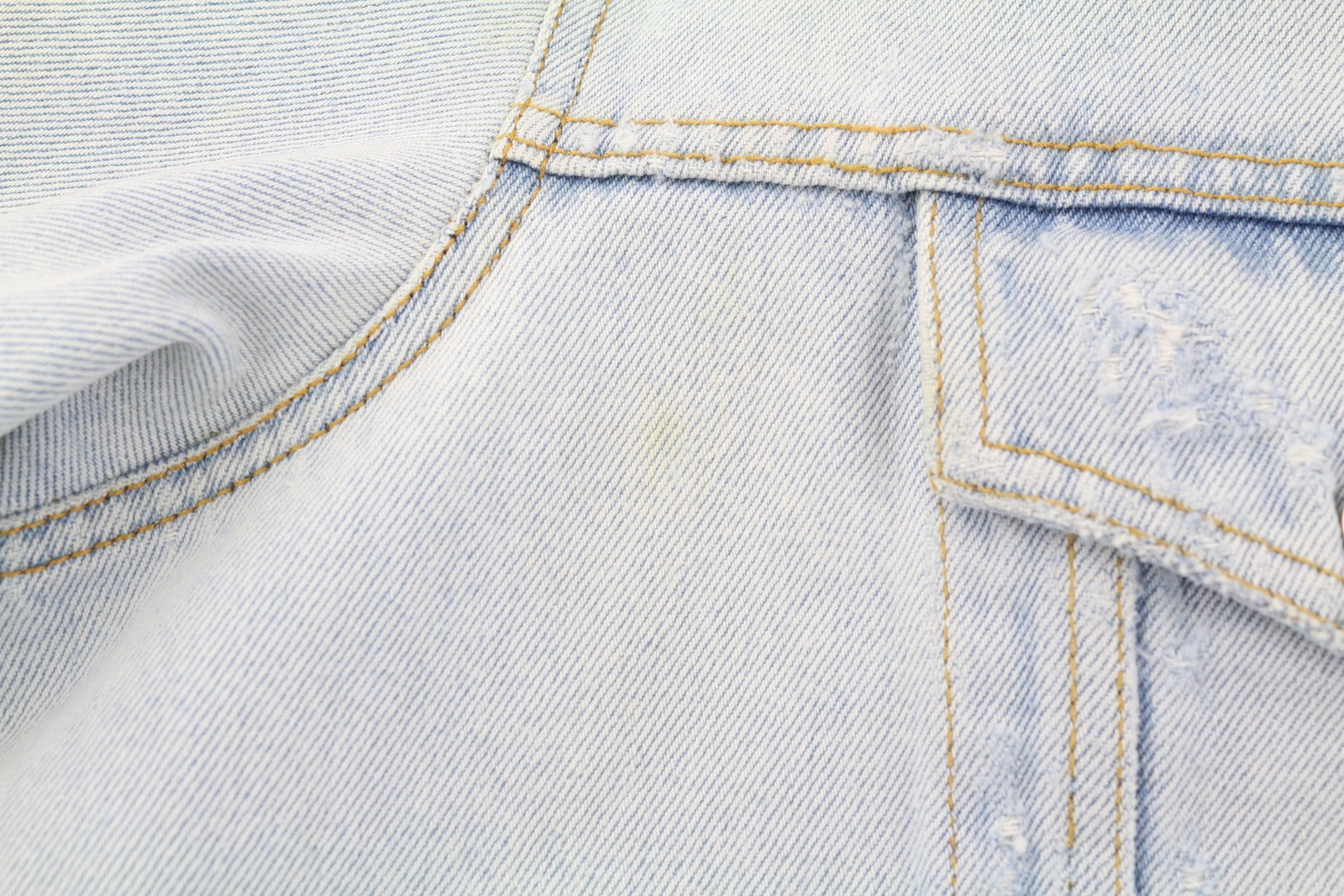 OFF-WHITE vyriška striukė su sunkvežimio tipo 2XL dydžiu, džinsinės mėlynos spalvos, skalbtos, balintos, sudirgusios odos spalva. RRP599 