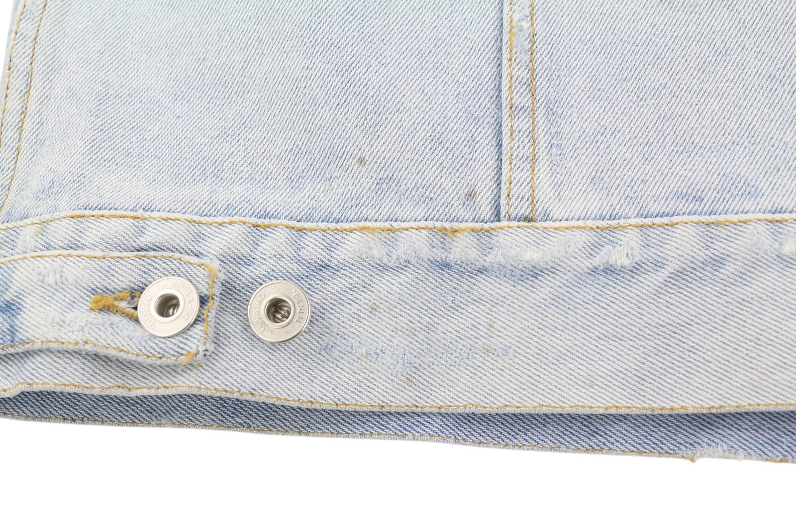 OFF-WHITE vyriška striukė su sunkvežimio tipo 2XL dydžiu, džinsinės mėlynos spalvos, skalbtos, balintos, sudirgusios odos spalva. RRP599 