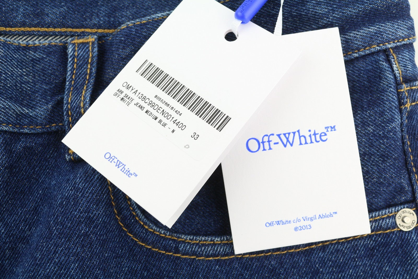 OFF-WHITE „Arr Skate“ vyriški džinsai W33 su mėlyna spalva, įprasto kirpimo, su sagomis, rekomenduojama kaina – 645 € 
