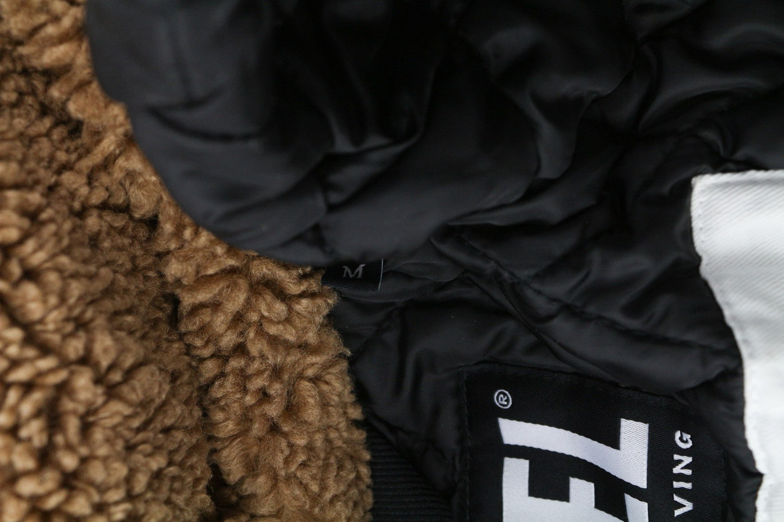 DIESEL W-Claud vyriška striukė M dydžio parka su nuimamu dirbtinio kailio gobtuvu, rekomenduojama kaina – 395 € 