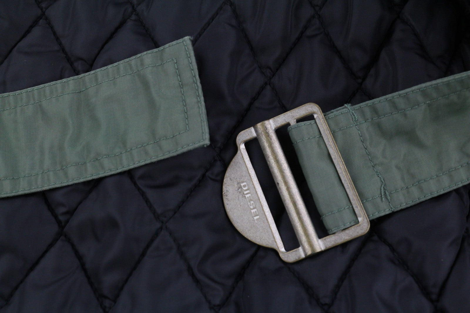 DIESEL W-Claud vyriška striukė M dydžio parka su nuimamu dirbtinio kailio gobtuvu, rekomenduojama kaina – 395 € 