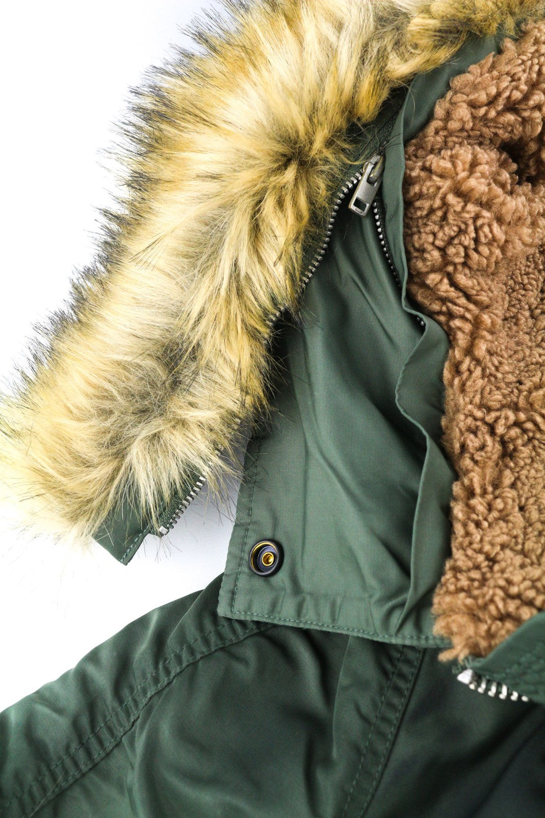 DIESEL W-Claud vyriška striukė M dydžio parka su nuimamu dirbtinio kailio gobtuvu, rekomenduojama kaina – 395 € 