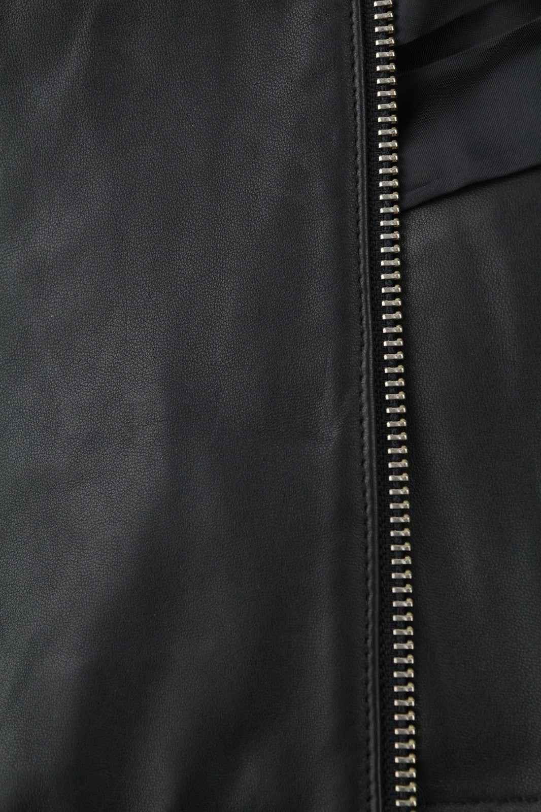 DIESEL L-Suza moteriška striukė L, juoda, ėriuko odos, odinė juostele, kaklo srityje, kišenės, rekomenduojama kaina – 750 € 