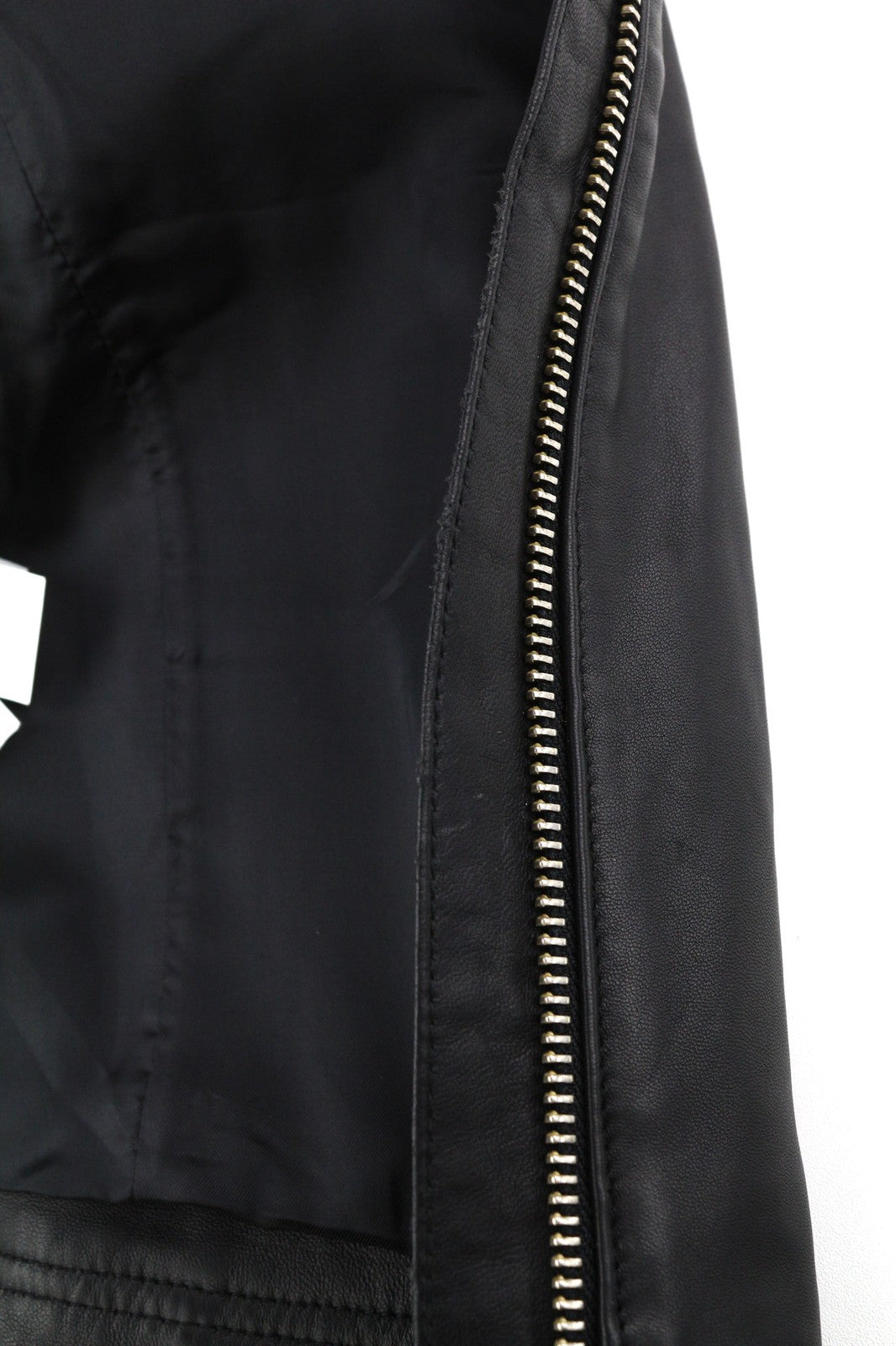 DIESEL L-Suza moteriška striukė L, juoda, ėriuko odos, odinė juostele, kaklo srityje, kišenės, rekomenduojama kaina – 750 € 