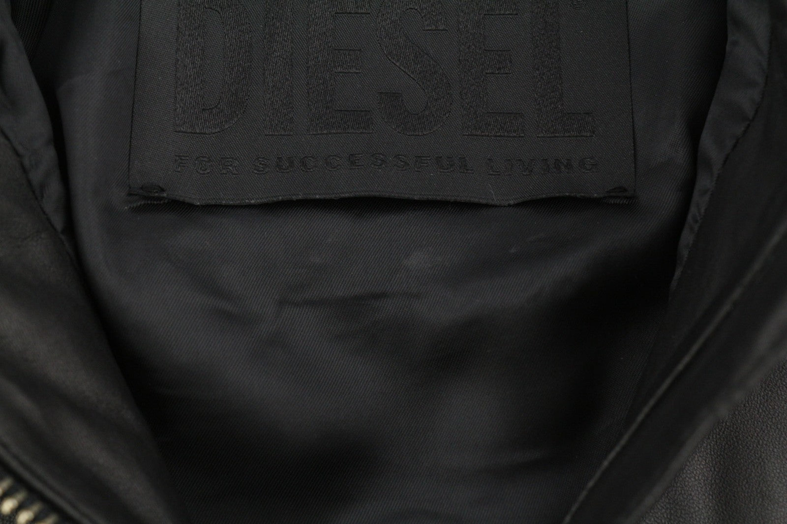 DIESEL L-Suza moteriška striukė L, juoda, ėriuko odos, odinė juostele, kaklo srityje, kišenės, rekomenduojama kaina – 750 € 