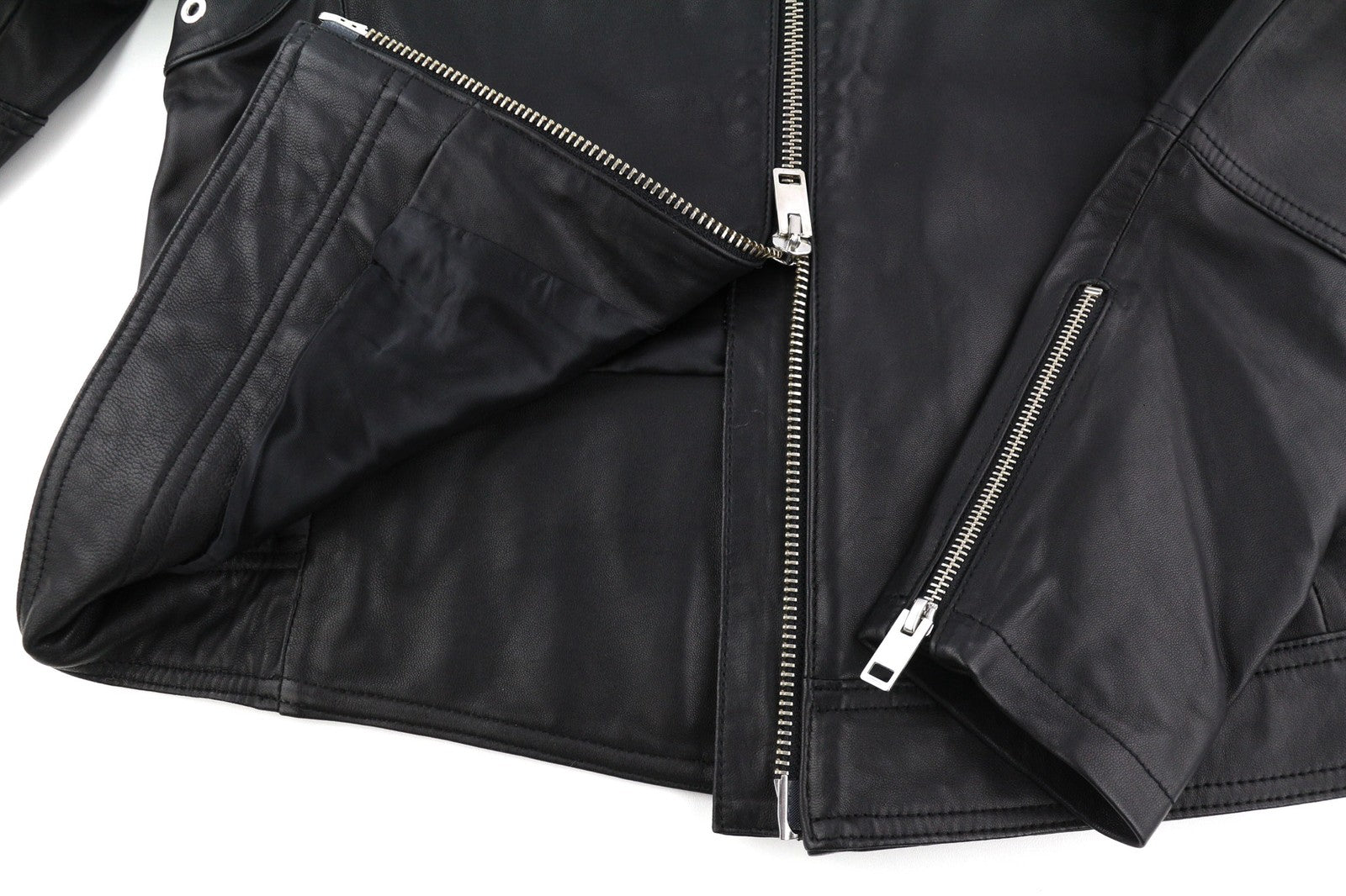 DIESEL L-Suza moteriška striukė L, juoda, ėriuko odos, odinė juostele, kaklo srityje, kišenės, rekomenduojama kaina – 750 € 