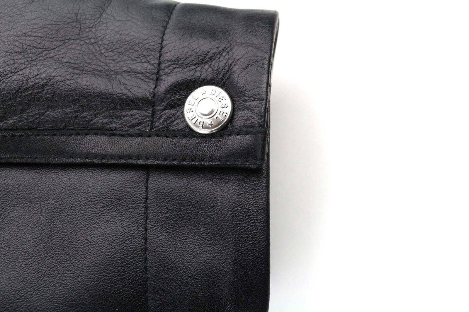 DIESEL L-Gilbert-Fur vyriška striukė L su jaučio odos avikailio kailio apykakle, rekomenduojama kaina – 1095 € 