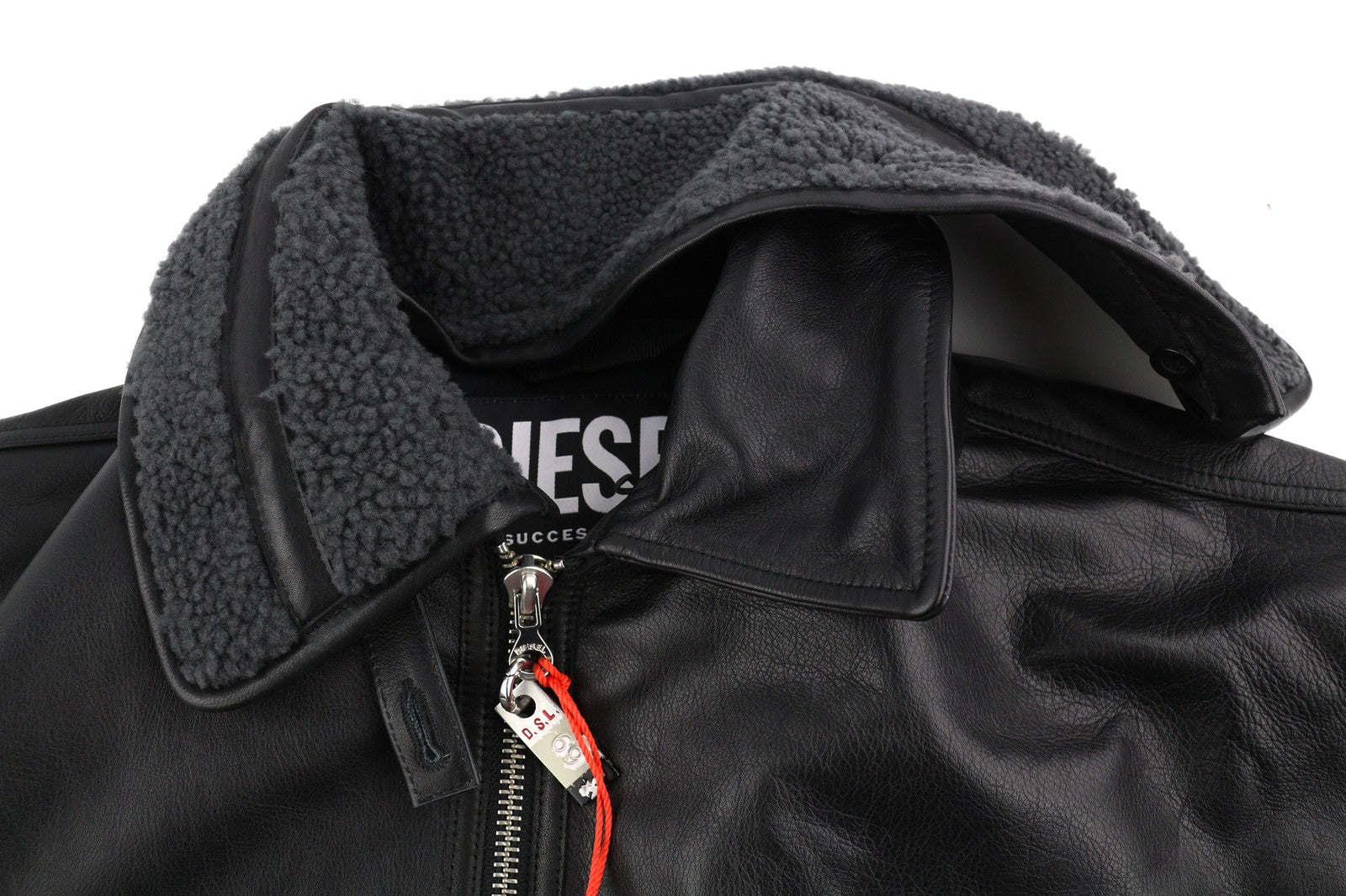 DIESEL L-Gilbert-Fur vyriška striukė L su jaučio odos avikailio kailio apykakle, rekomenduojama kaina – 1095 € 