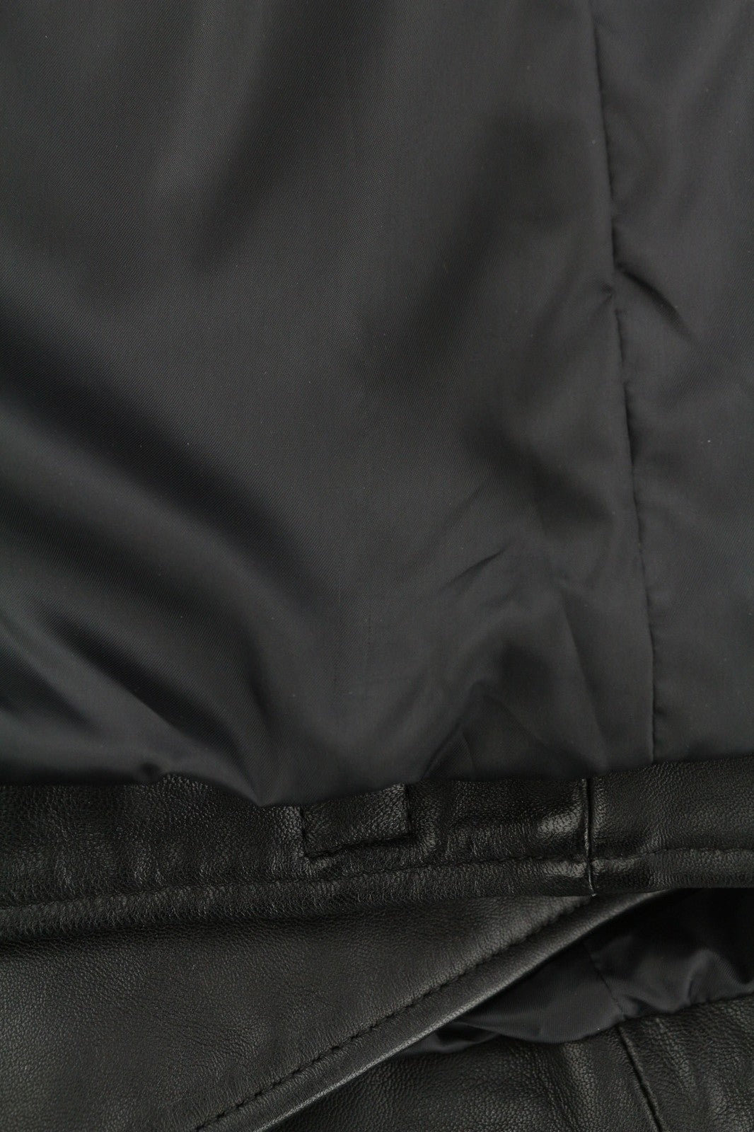 DIESEL L-Case-Ka vyriška striukė M, juoda, avikailio, odinė juostinė apykaklė, rekomenduojama kaina – 450 € 