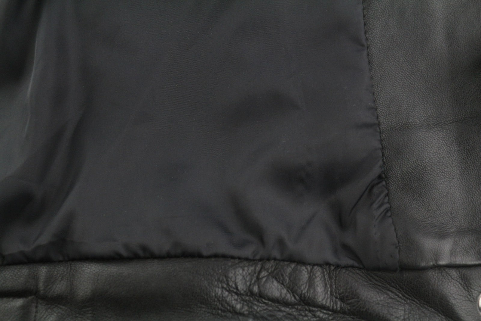 DIESEL L-Case-Ka vyriška striukė M, juoda, avikailio, odinė juostinė apykaklė, rekomenduojama kaina – 450 € 