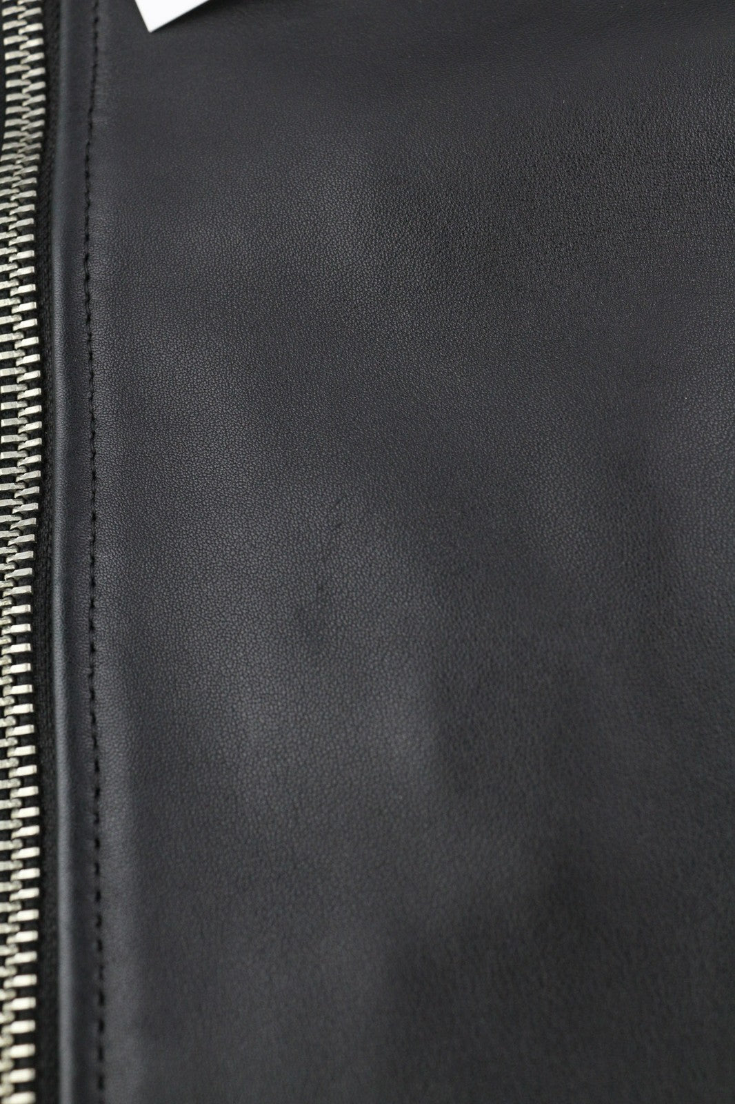 DIESEL L-Case-Ka vyriška striukė M, juoda, avikailio, odinė juostinė apykaklė, rekomenduojama kaina – 450 € 