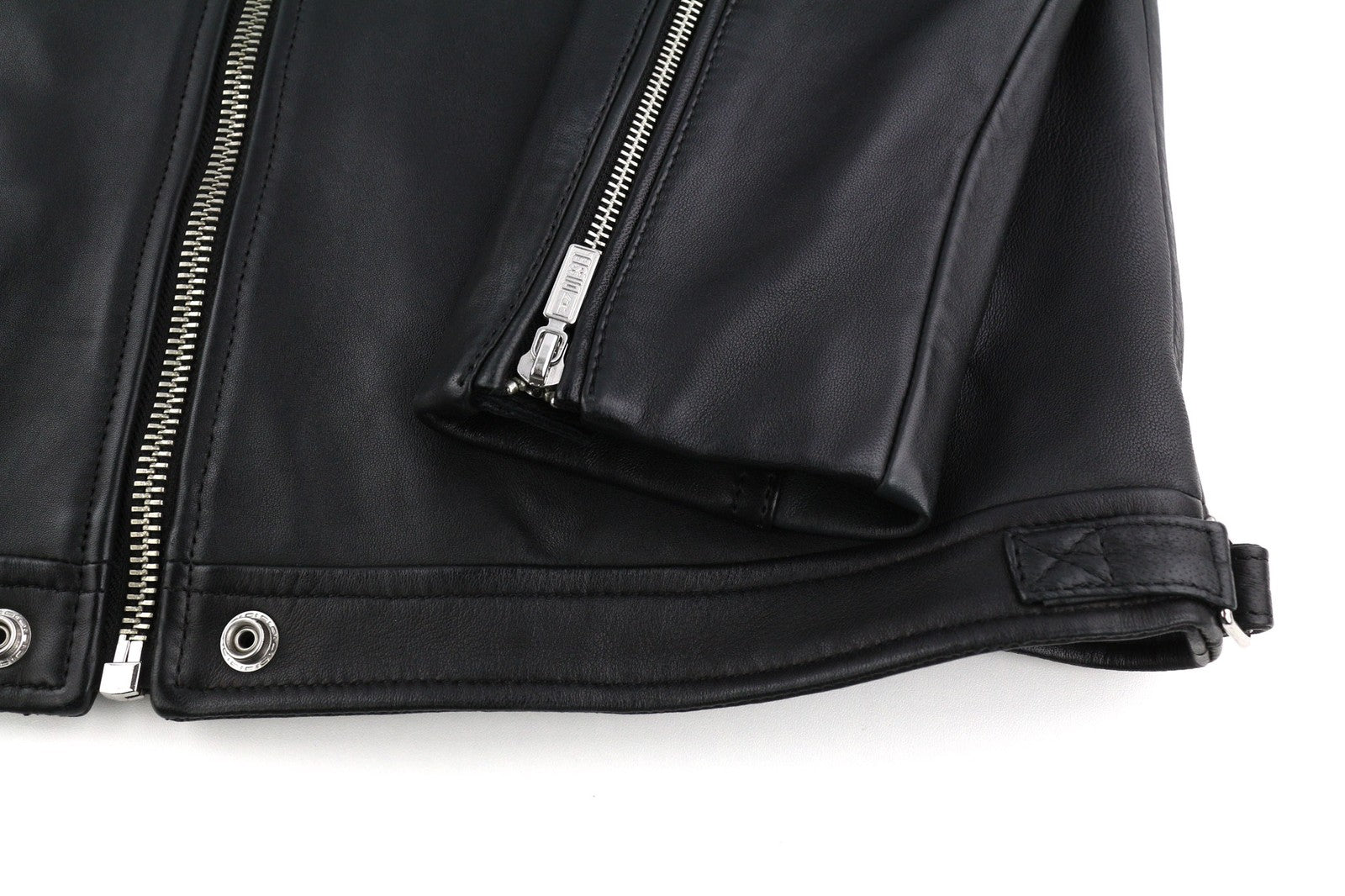 DIESEL L-Case-Ka vyriška striukė M, juoda, avikailio, odinė juostinė apykaklė, rekomenduojama kaina – 450 € 