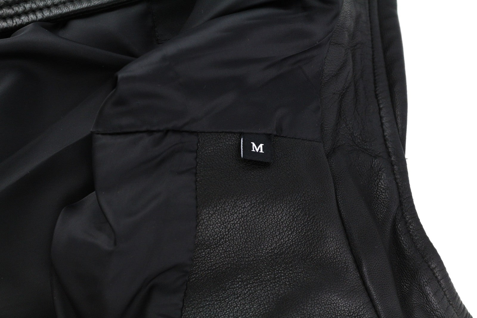 DIESEL L-Case-Ka vyriška striukė M, juoda, avikailio, odinė juostinė apykaklė, rekomenduojama kaina – 450 € 