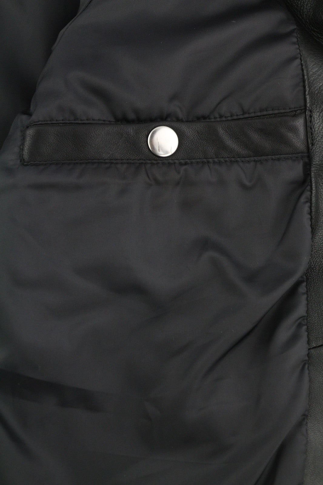 DIESEL L-Case-Ka vyriška striukė M, juoda, avikailio, odinė juostinė apykaklė, rekomenduojama kaina – 450 € 