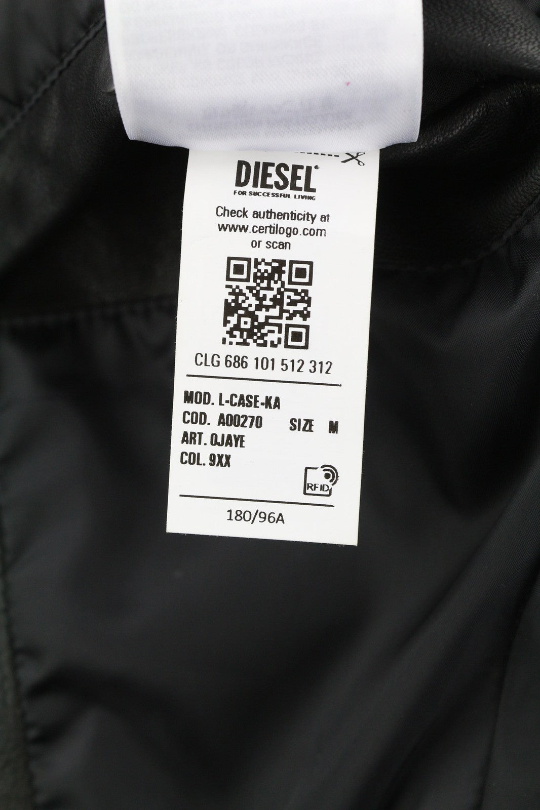 DIESEL L-Case-Ka vyriška striukė M, juoda, avikailio, odinė juostinė apykaklė, rekomenduojama kaina – 450 € 