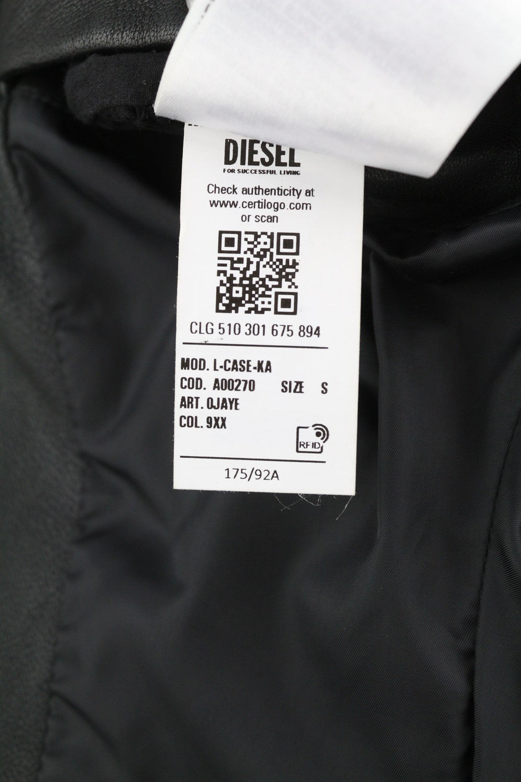 DIESEL L-Case-Ka vyriška striukė S, juoda, avikailio, odinė juostinė apykaklė, rekomenduojama kaina – 450 € 