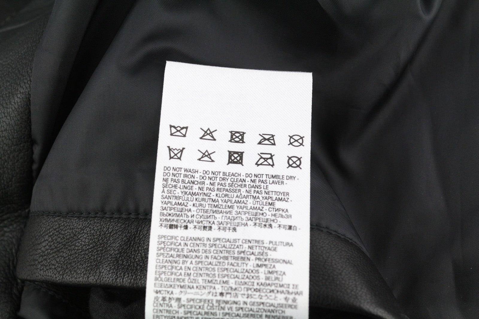 DIESEL L-Case-Ka vyriška striukė S, juoda, avikailio, odinė juostinė apykaklė, rekomenduojama kaina – 450 € 