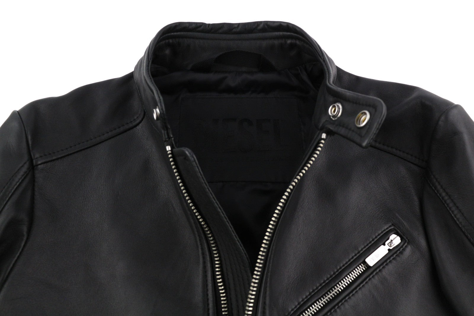 DIESEL L-Case-Ka vyriška striukė S, juoda, avikailio, odinė juostinė apykaklė, rekomenduojama kaina – 450 € 