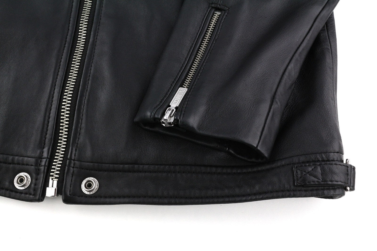 DIESEL L-Case-Ka vyriška striukė S, juoda, avikailio, odinė juostinė apykaklė, rekomenduojama kaina – 450 € 