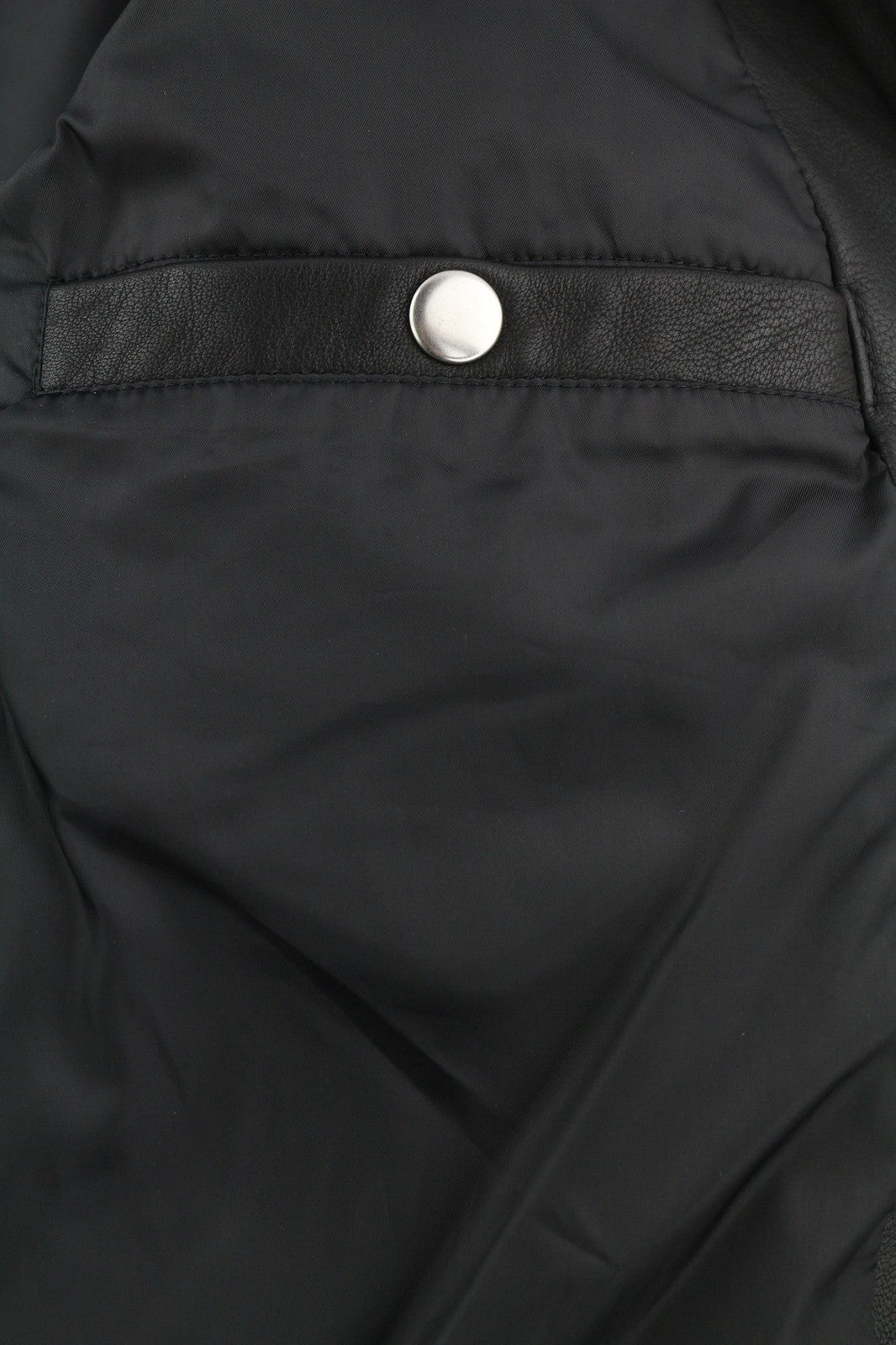 DIESEL L-Case-Ka vyriška striukė S, juoda, avikailio, odinė juostinė apykaklė, rekomenduojama kaina – 450 € 