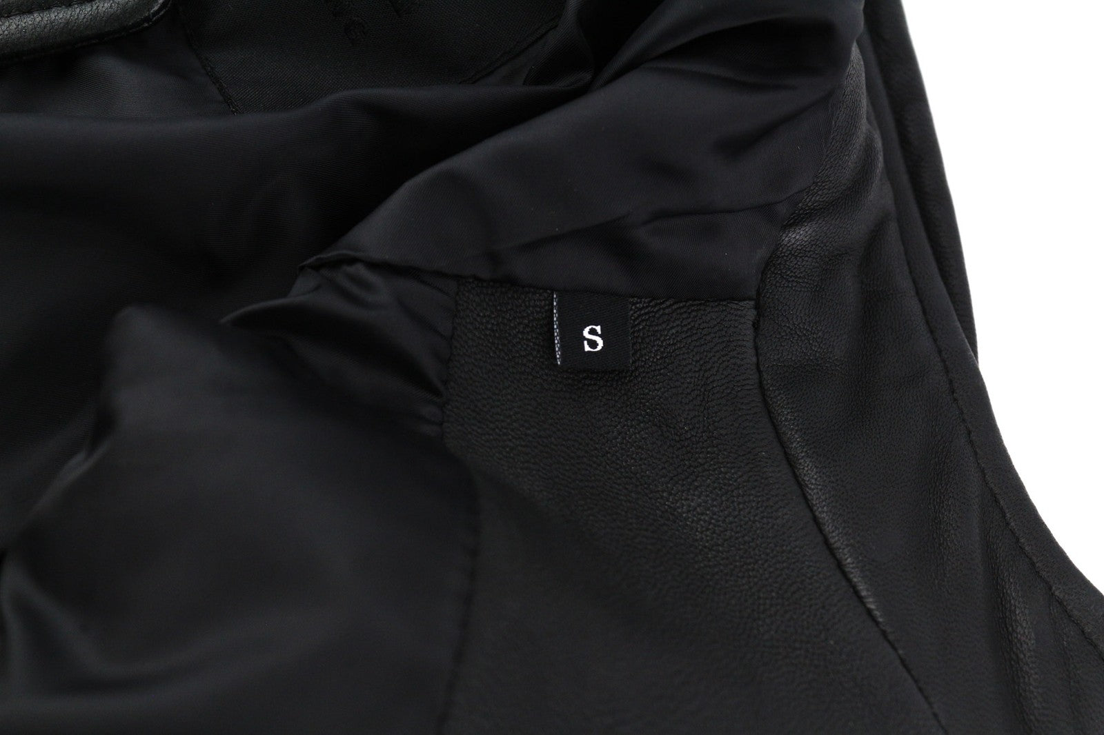 DIESEL L-Case-Ka vyriška striukė S, juoda, avikailio, odinė juostinė apykaklė, rekomenduojama kaina – 450 € 