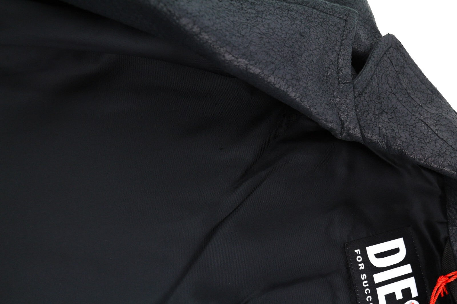 DIESEL L-Coat-CRK L dydžio ėriuko odos odinis švarkas su įpjova atvarte ir sagomis, rekomenduojama kaina – 1195 € 